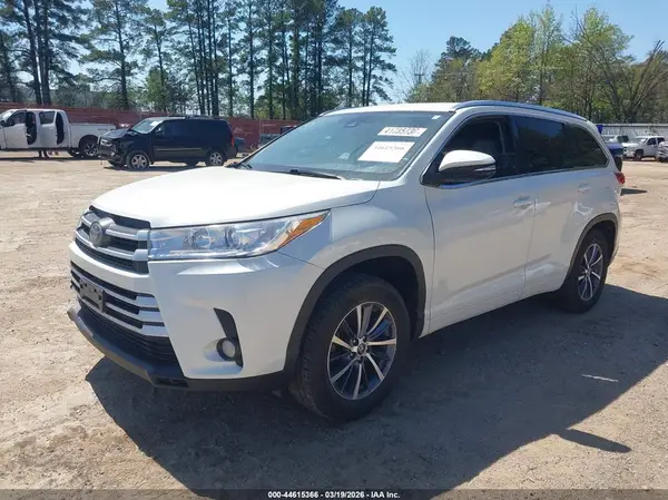 5TDKZRFH7JS533669 2018 TOYOTA HIGHLANDER - Image 2