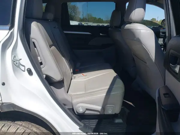5TDKZRFH7JS533669 2018 TOYOTA HIGHLANDER - Image 8