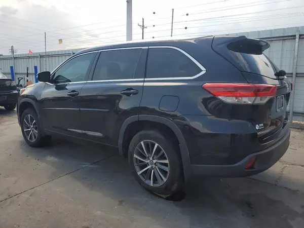 5TDKZRFH7JS533705 2018 TOYOTA HIGHLANDER - Image 2
