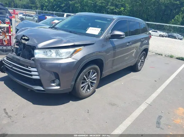 5TDKZRFH7JS533767 2018 TOYOTA HIGHLANDER - Image 2
