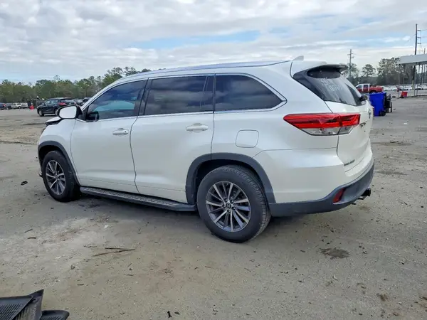 5TDKZRFH7JS536409 2018 TOYOTA HIGHLANDER - Image 2