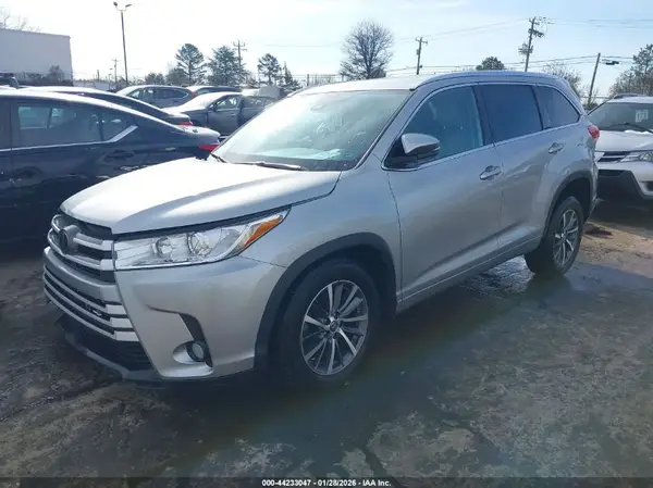5TDKZRFH7JS537429 2018 TOYOTA HIGHLANDER - Image 2