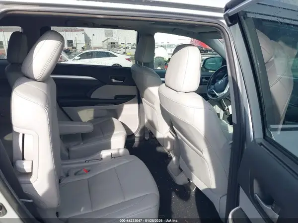 5TDKZRFH7JS537429 2018 TOYOTA HIGHLANDER - Image 8