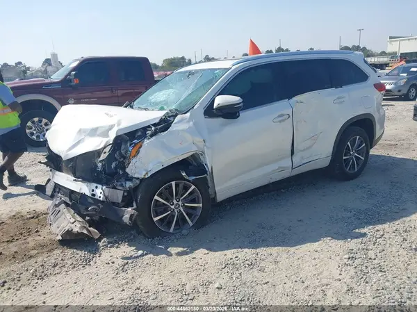 5TDKZRFH7JS539472 2018 TOYOTA HIGHLANDER - Image 2