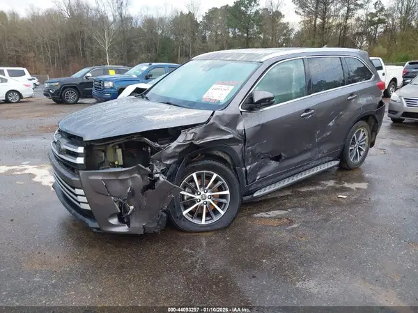 5TDKZRFH7JS542632 2018 TOYOTA HIGHLANDER - Image 2