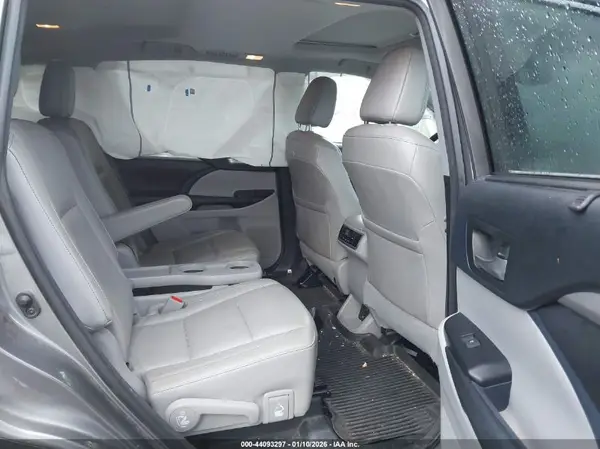 5TDKZRFH7JS542632 2018 TOYOTA HIGHLANDER - Image 8