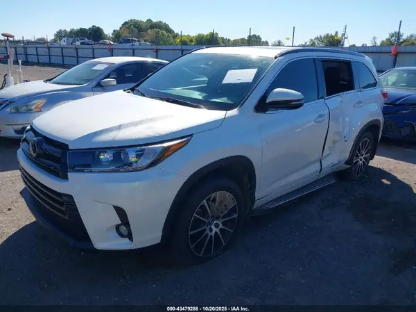 5TDKZRFH7JS543120 2018 TOYOTA HIGHLANDER - Image 2