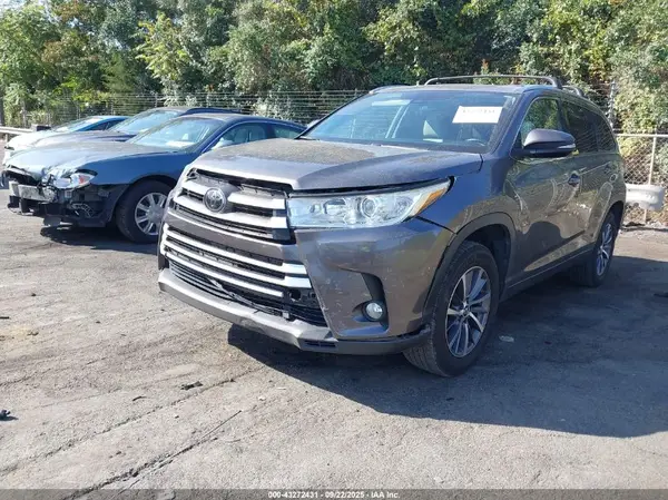 5TDKZRFH7JS543957 2018 TOYOTA HIGHLANDER - Image 2