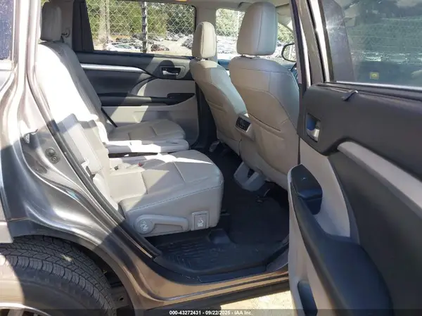 5TDKZRFH7JS543957 2018 TOYOTA HIGHLANDER - Image 8