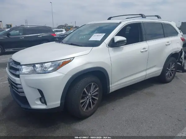 5TDKZRFH7JS546793 2018 TOYOTA HIGHLANDER - Image 2
