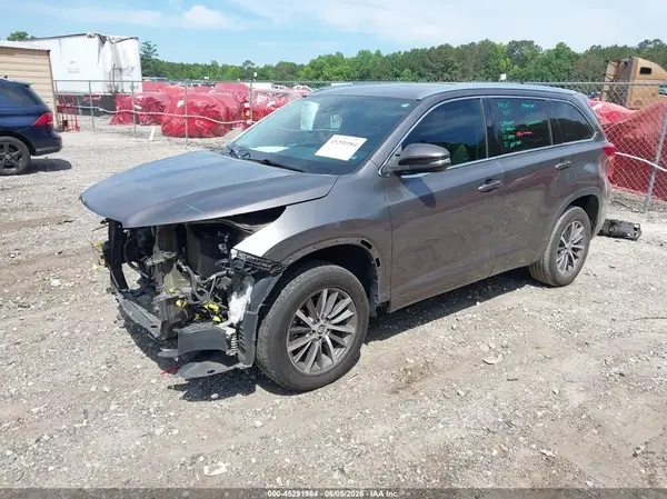 5TDKZRFH7JS546860 2018 TOYOTA HIGHLANDER - Image 2