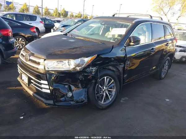 5TDKZRFH7JS550469 2018 TOYOTA HIGHLANDER - Image 2