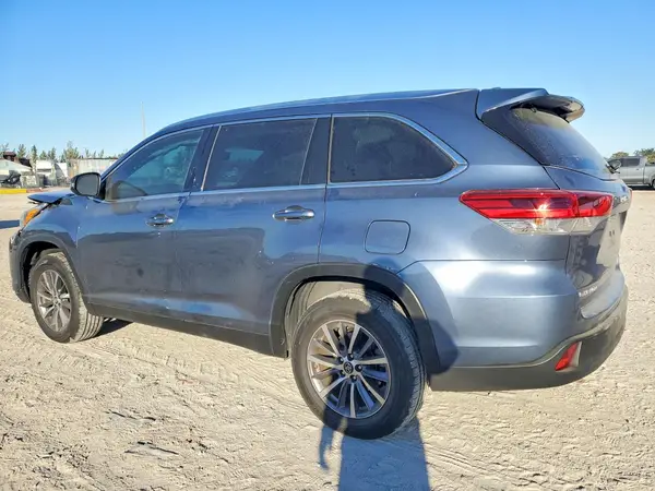 5TDKZRFH7KS299163 2019 TOYOTA HIGHLANDER - Image 2