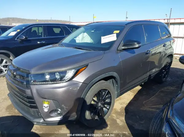 5TDKZRFH7KS317239 2019 TOYOTA HIGHLANDER - Image 2