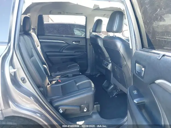 5TDKZRFH7KS317239 2019 TOYOTA HIGHLANDER - Image 8