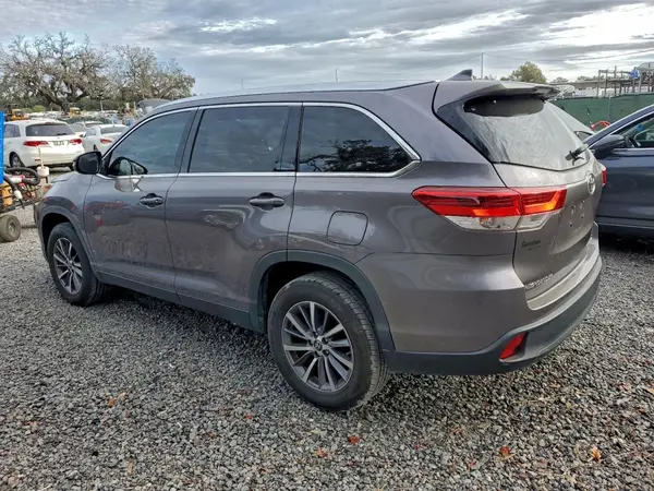 5TDKZRFH7KS318486 2019 TOYOTA HIGHLANDER - Image 2