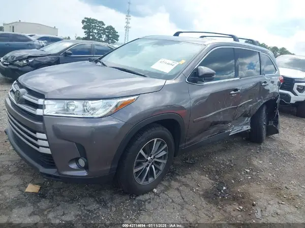 5TDKZRFH7KS318956 2019 TOYOTA HIGHLANDER - Image 2