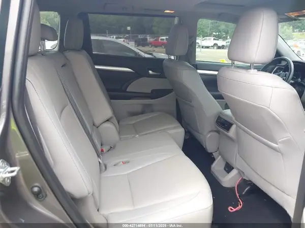 5TDKZRFH7KS318956 2019 TOYOTA HIGHLANDER - Image 8
