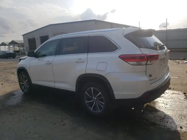 5TDKZRFH7KS325499 2019 TOYOTA HIGHLANDER - Image 2