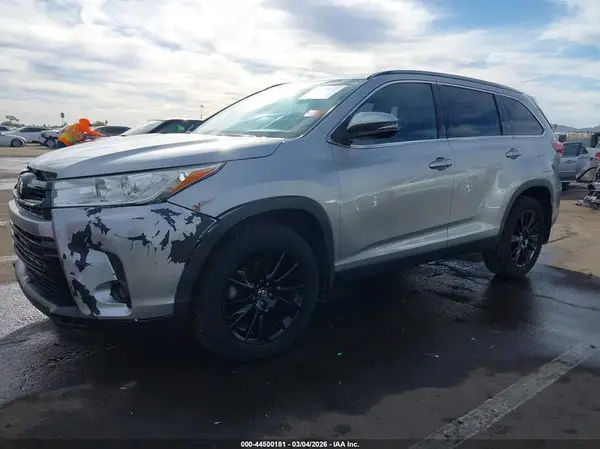 5TDKZRFH7KS333974 2019 TOYOTA HIGHLANDER - Image 2