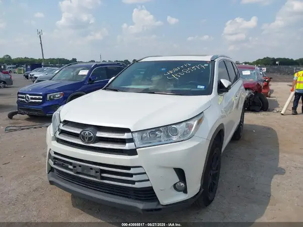 5TDKZRFH7KS337099 2019 TOYOTA HIGHLANDER - Image 2