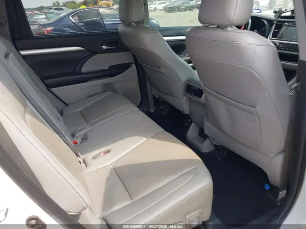 5TDKZRFH7KS337099 2019 TOYOTA HIGHLANDER - Image 8