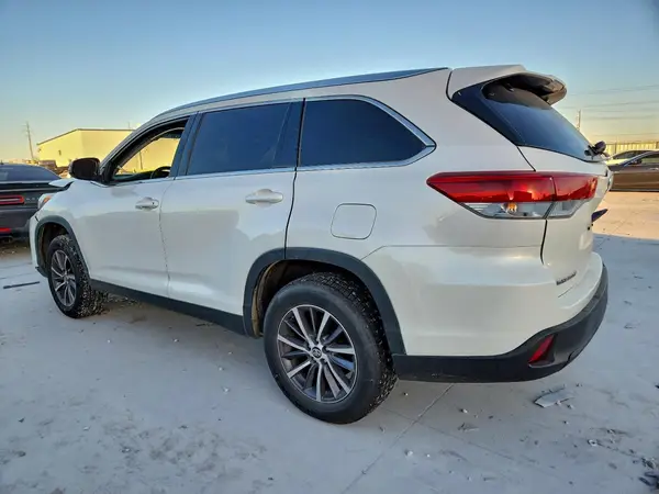 5TDKZRFH7KS338107 2019 TOYOTA HIGHLANDER - Image 2