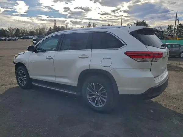 5TDKZRFH7KS357742 2019 TOYOTA HIGHLANDER - Image 2