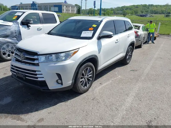 5TDKZRFH7KS369132 2019 TOYOTA HIGHLANDER - Image 2