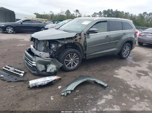 5TDKZRFH7KS369597 2019 TOYOTA HIGHLANDER - Image 2