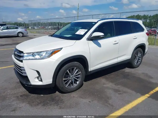 5TDKZRFH7KS551929 2019 TOYOTA HIGHLANDER - Image 2