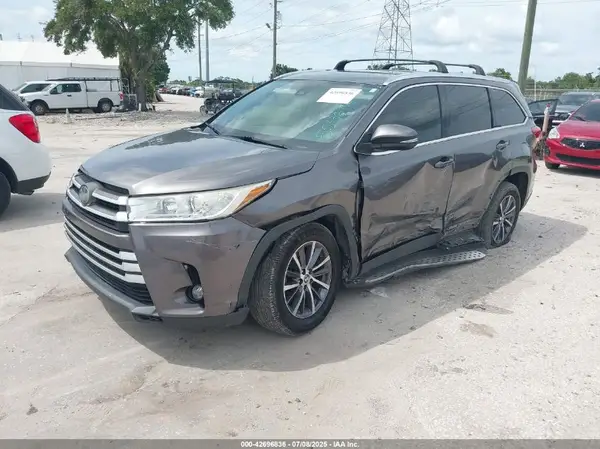 5TDKZRFH7KS554698 2019 TOYOTA HIGHLANDER - Image 2