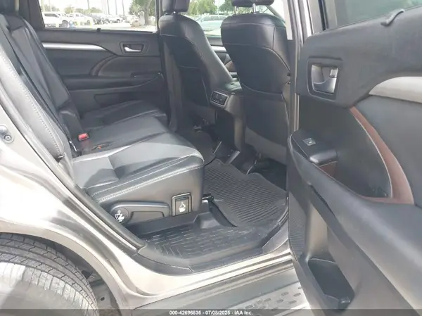 5TDKZRFH7KS554698 2019 TOYOTA HIGHLANDER - Image 8