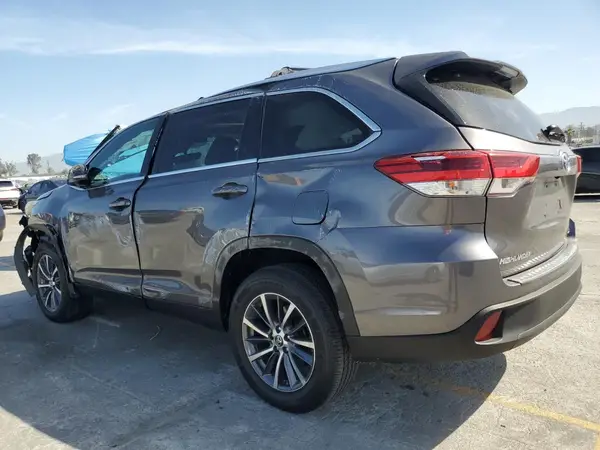 5TDKZRFH7KS555558 2019 TOYOTA HIGHLANDER - Image 2