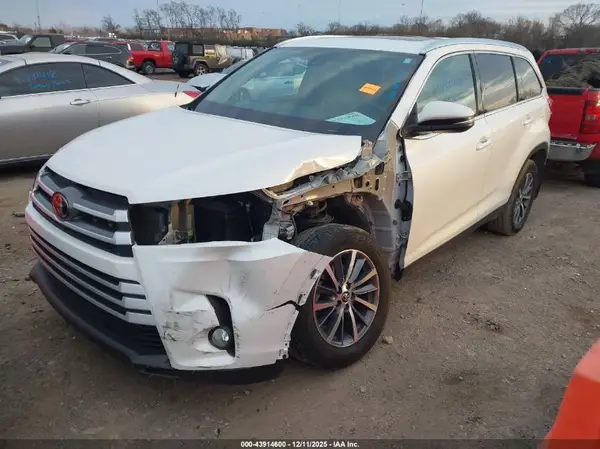 5TDKZRFH7KS555799 2019 TOYOTA HIGHLANDER - Image 2