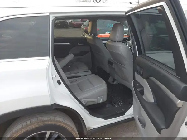 5TDKZRFH7KS555799 2019 TOYOTA HIGHLANDER - Image 8