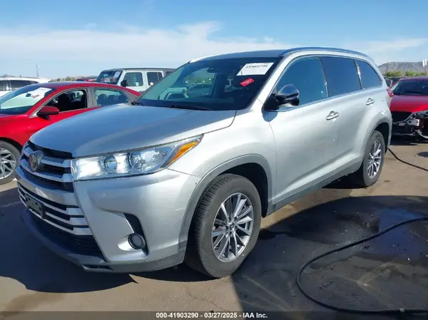 5TDKZRFH7KS558962 2019 TOYOTA HIGHLANDER - Image 2