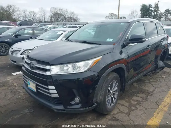 5TDKZRFH7KS560257 2019 TOYOTA HIGHLANDER - Image 2