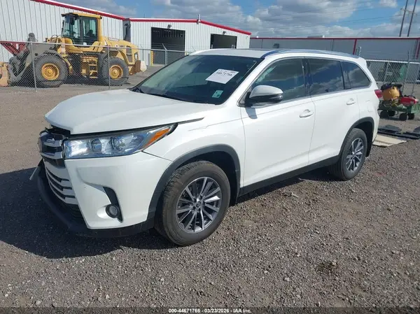 5TDKZRFH7KS560341 2019 TOYOTA HIGHLANDER - Image 2