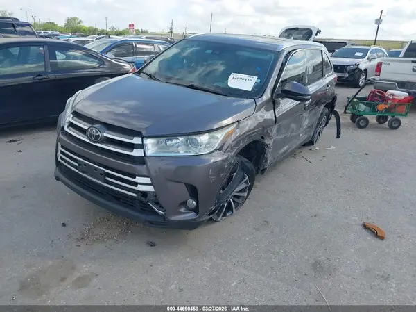 5TDKZRFH7KS560498 2019 TOYOTA HIGHLANDER - Image 2