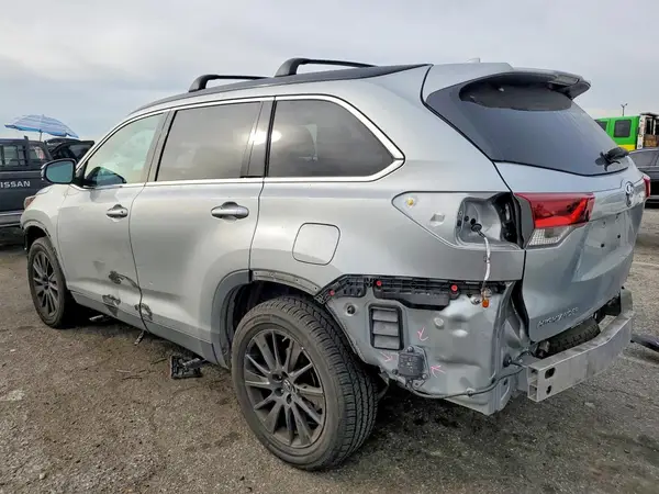 5TDKZRFH7KS567953 2019 TOYOTA HIGHLANDER - Image 2