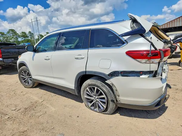 5TDKZRFH7KS568164 2019 TOYOTA HIGHLANDER - Image 2