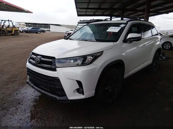 5TDKZRFH7KS569153 2019 TOYOTA HIGHLANDER - Image 2