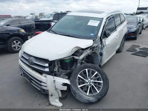 5TDKZRFH7KS571050 2019 TOYOTA HIGHLANDER - Image 2