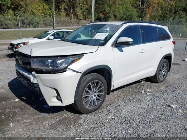 5TDKZRFH8HS187500 2017 TOYOTA HIGHLANDER - Image 2