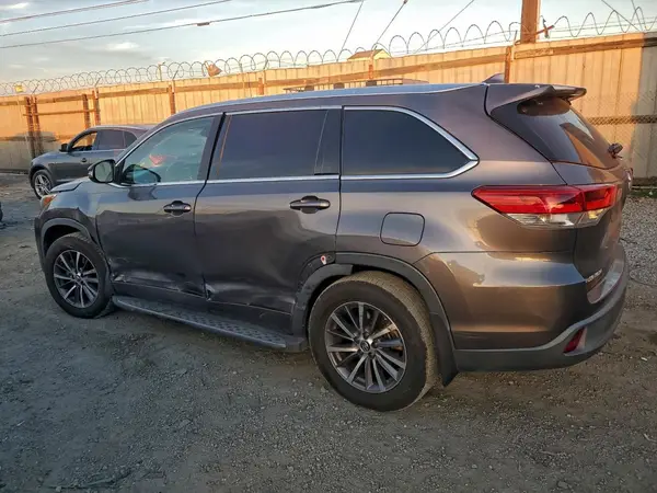 5TDKZRFH8HS192163 2017 TOYOTA HIGHLANDER - Image 2