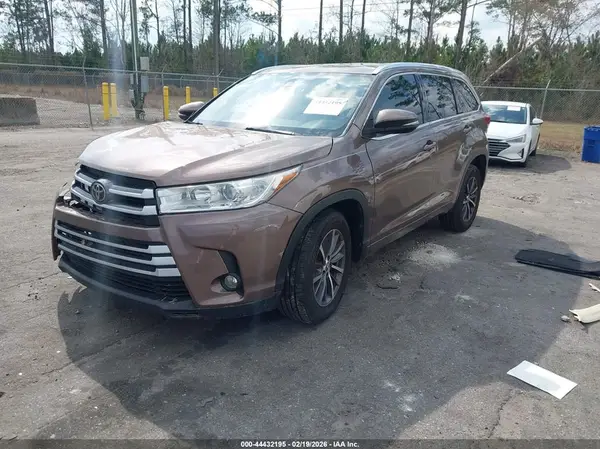 5TDKZRFH8HS210208 2017 TOYOTA HIGHLANDER - Image 2