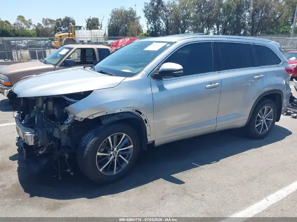 5TDKZRFH8HS507575 2017 TOYOTA HIGHLANDER - Image 2