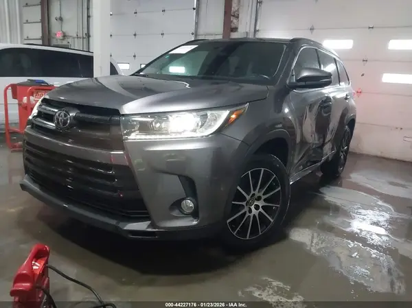 5TDKZRFH8HS510170 2017 TOYOTA HIGHLANDER - Image 2