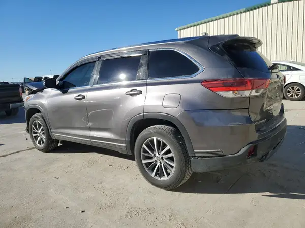 5TDKZRFH8HS510282 2017 TOYOTA HIGHLANDER - Image 2